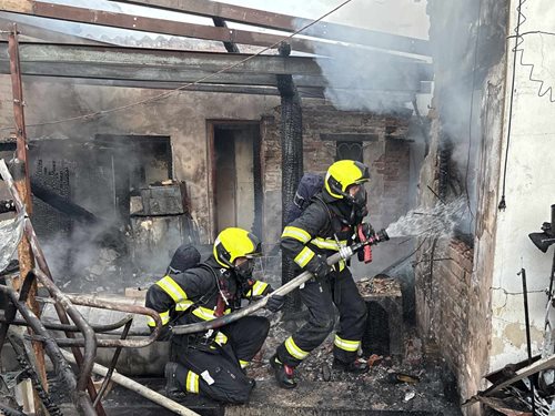 Požár přístavku u rodinného domu v Michalovicích: Hasiči zachraňovali majetek i životy