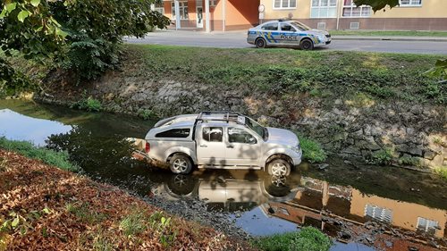 Osobní automobil sjel do řeky