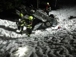 Dnes v ranních hodinách kvůli špatnému  sjízdnému  stavu  vozovky zasahovali hasiči v Karlovarském kraji u dvou dopravních nehod  