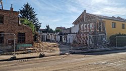 Při záchranných a likvidačních pracech se v Olšanech vystřídala stovka hasičů