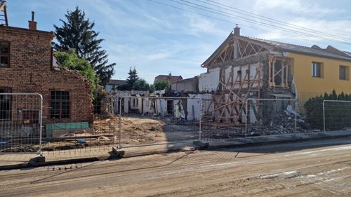 Při záchranných a likvidačních pracech se v Olšanech vystřídala stovka hasičů