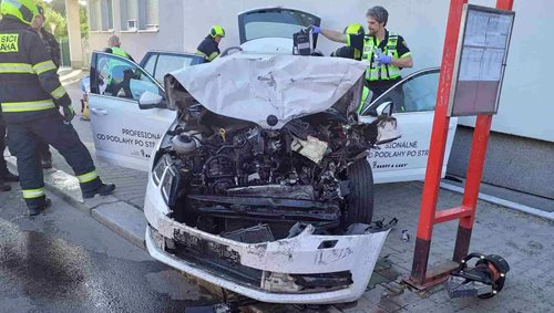 Střet osobního auta s nákladním vozem ochromil dopravu. Zraněného převzali záchranáři