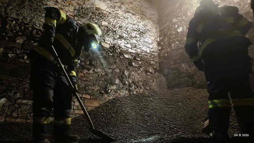 Ve sklepě začalo žhnout 20,5 tuny uhlí. Hasiče čekala pořádná noční šichta