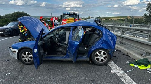 Porucha auta uzavřela dálnici D1. Do odstaveného vozu narazila dodávka