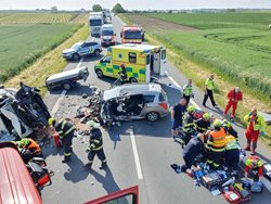 Kolínskou silnici u Křečhoře uzavřela vážná nehoda, situaci zkomplikovala další kolize