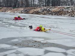 Nepohybujte se po ledu, který je menší než 12 cm