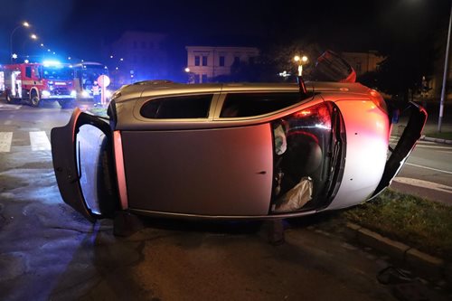 Závažná chyba řidičky skončila převráceným autem a vysokou hodnotou alkoholu