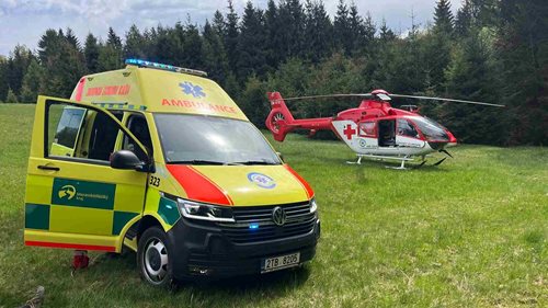 Jedenáctiletý chlapec narazil při sjezdu na kole do stromu. S vážným poraněním hrudníku letěl do nemocnice