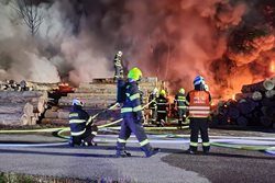 Požár skládky pneumatik a dřeva