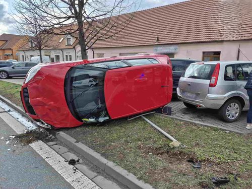 Nečekaný střet obrátil vozidlo na bok