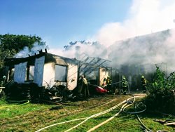 Požár v Pleších u Kardašovy Řečice zničil autodílnu i s dvěma vozy