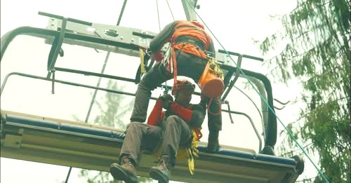 Když lanovka ztichne ve vzduchu. Hasiči nacvičili záchranu lidí z výšky