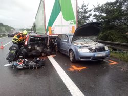 Sedm zraněných osob po dopravní nehodě na dálnici D5