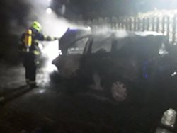 Tři jednotky hasičů likvidovaly v neděli v podvečer požár osobního vozidla
