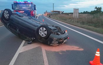 Osobní vůz skončil na střeše, hasiči zasahovali u Třebíze