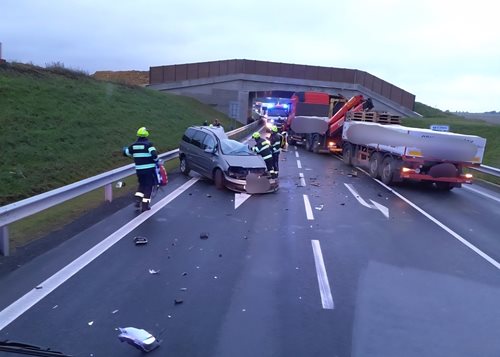 Tragická srážka osobního a nákladního vozu si vyžádala lidský život