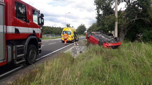 Automobil ve Zhoři na Svitavsku skončil na střeše mimo komunikaci