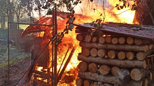 Požár zničil včelí úly i uskladněné dřevo. Hasiči zasáhli včas