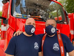 Dva pražští hasiči vyprostili po nehodě auta s tramvají muže a ženu, v blízkosti nehody opravovali hasičskou cisternu