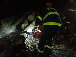 Přes sedmdesát zásahů moravskoslezských hasičů si vyžádal silný vítr