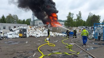 Plameny v srdci průmyslu: Hasiči bojovali s požárem elektroodpadu
