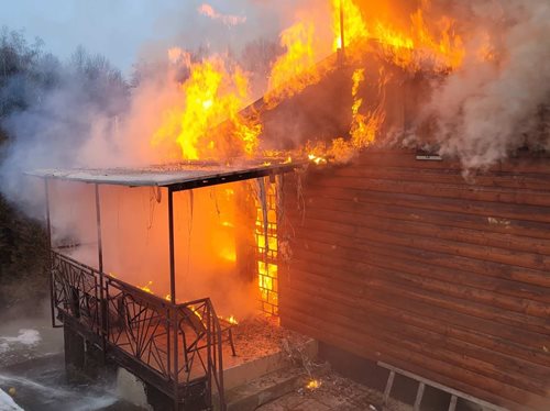 Požár rekreačního objektu zasáhl celý prostor, hasiči zasahovali okamžitě