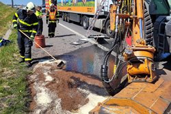 U Krásného Pole narazil kamion do traktoru kosícího trávu