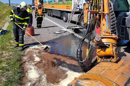 U Krásného Pole narazil kamion do traktoru kosícího trávu