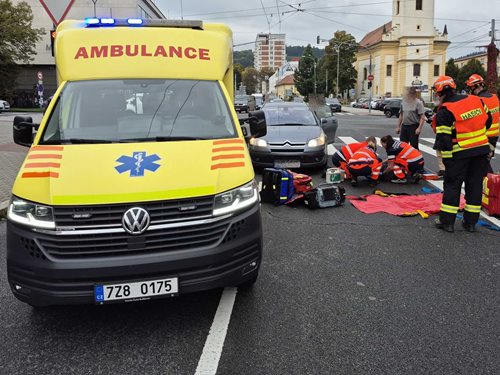 Střet auta a chodce v centru města si vyžádal zásah složek IZS