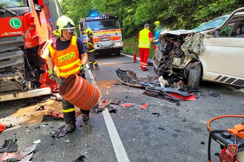 Střet dodávky a kamionu na několik hodin uzavřel frekventovanou silnici I/57