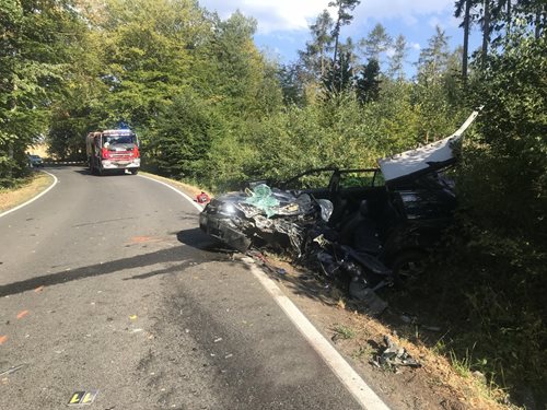 Čelní střet dvou osobních aut u Jílového nepřežil jeden z řidičů
