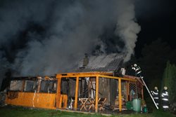 Noční požár chaty v Dolních Domaslavicích