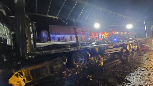 Požár nákladních souprav zaměstnal hasiče na Znojemsku