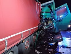 Ze zdemolované kabiny kamionu hasiči vyprostili zraněného řidiče