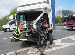 Náraz zničil kabinu nákladního vozidla