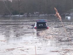 Říčanští hasiči vyprošťovali osobní automobil z rybníka Pařez