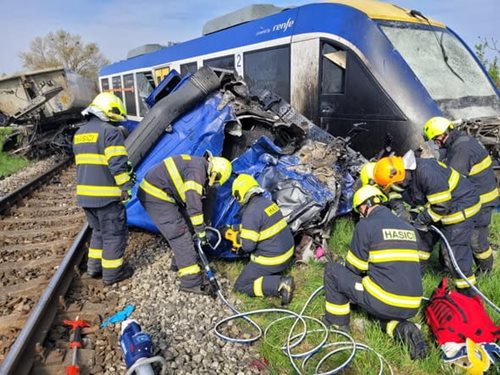 Srážka vlaku s kamionem skončila tragédií