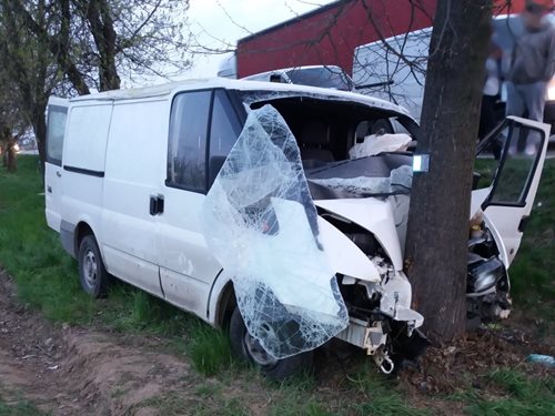 Po nárazu do stromu museli hasiči řidiče vyprostit