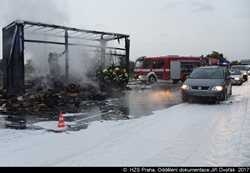 U pražského letiště hořel dnes ráno kamion, který převážel náhradní díly