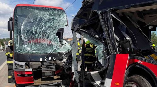 Střet tramvaje s autobusem ochromil dopravu. Na místě zasahují všechny složky IZS