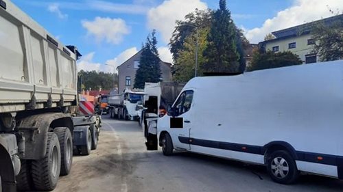 Řidič dodávky při couvání srazil chodce. Muž na místě zemřel