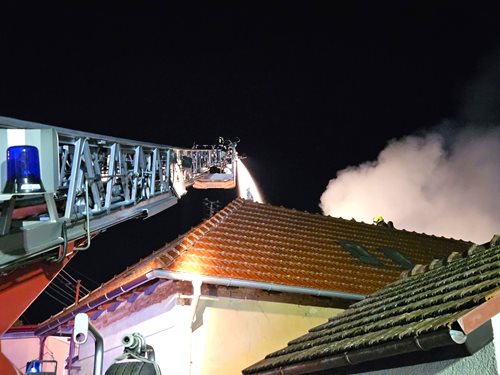 Rozsáhlý požár zničil rodinný dům. Hasiči zasahovali více než 29 hodin