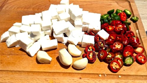 Dobrovolný hasič Josef poslal z dovolené svůj oblíbený recept. Pikantní nakládaný kozí sýr si zamilujete