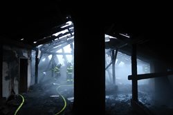 Ranní požár střechy v Táboře způsobil stotisícovou škodu