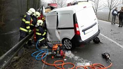 Ze zdemolovaného auta vyprostili zaklíněného řidiče hasiči