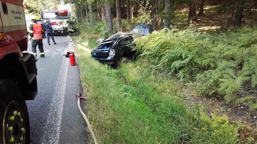 Auto skončilo po nehodě v příkopu. Ve Chřibské zasahovali hasiči i záchranáři