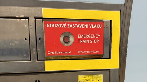 Díval se do mobilu a spadl do kolejiště. Sedmiletého chlapce zachránili během několika vteřin
