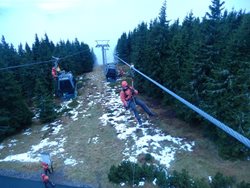 Lezecká skupina hasičů trénovala evakuaci osob z lanovky na Sněžku 