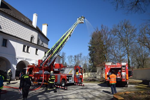Hasiči procvičovali likvidaci požáru na březnickém zámku