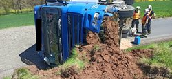 Dopravní nehoda kamionu se štěrkem u obce Kryry
